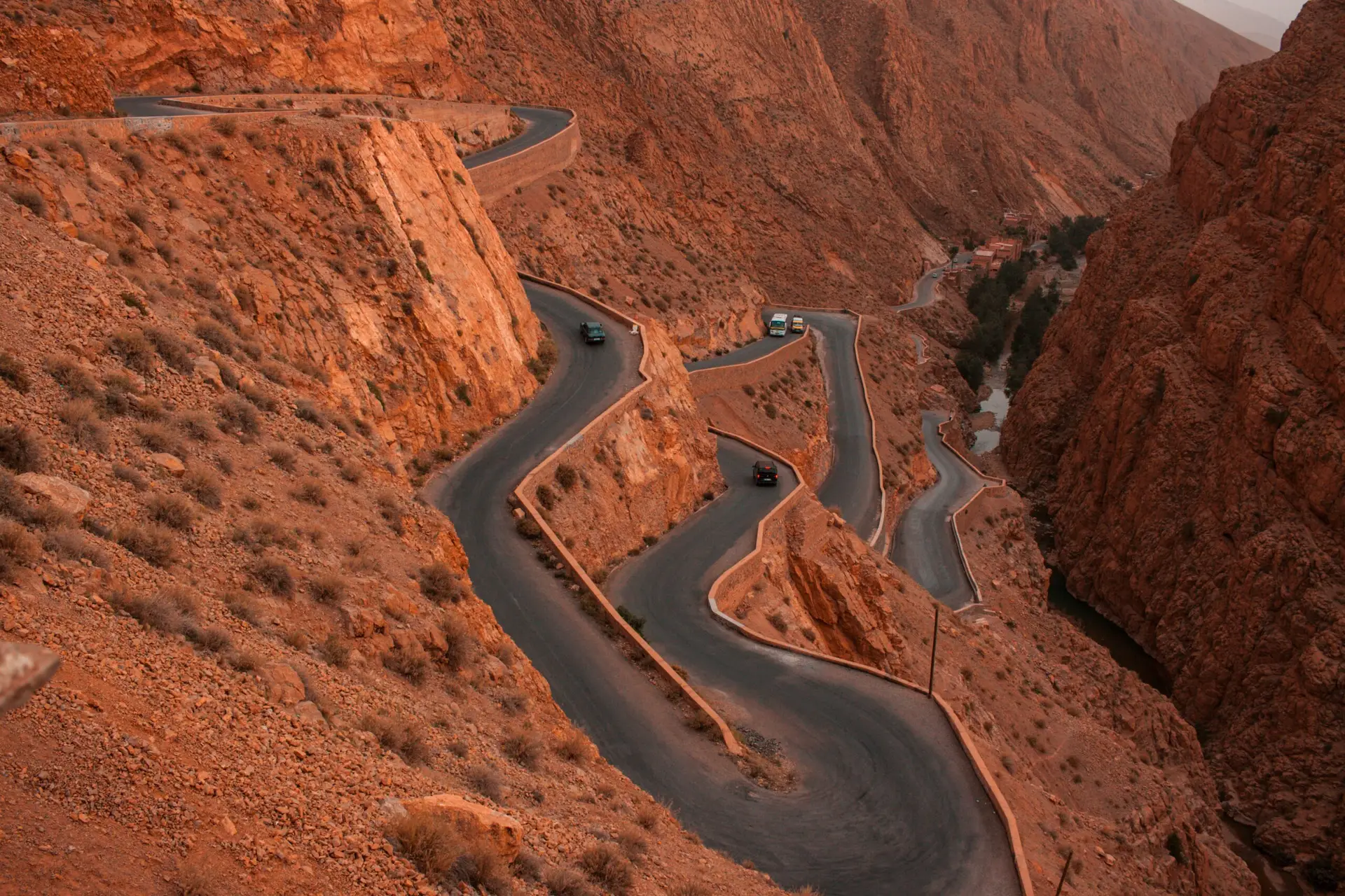 Route en lacets traversant les gorges du Dadès au Maroc
