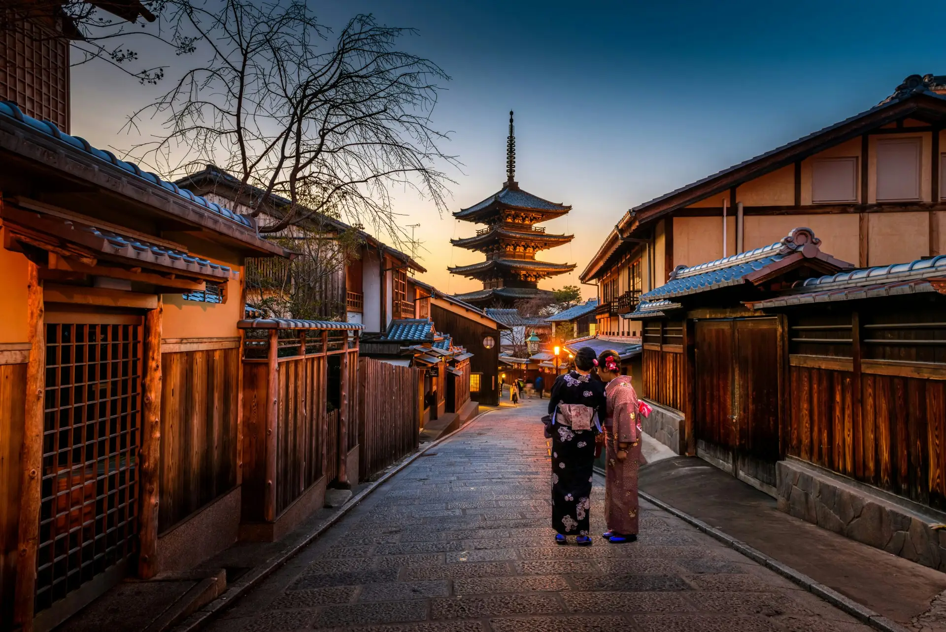 Ruelle traditionnelle de Kyoto avec la pagode Yasaka au coucher du soleil