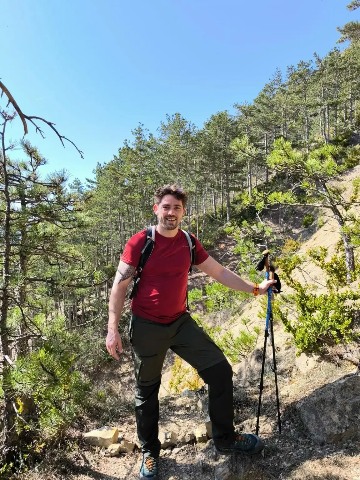 Tom Le Roux en randonnée en montagne, fondateur de Trace ta Roots