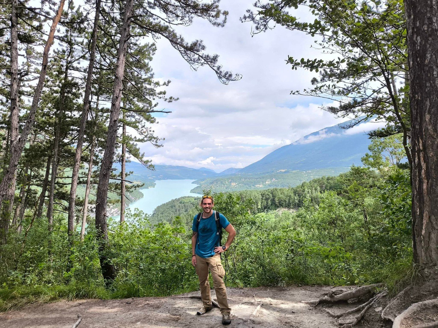 Tom Le Roux, travel planner voyage d’aventure et fondateur de Trace ta Roots, en randonnée au lac de Monteynard