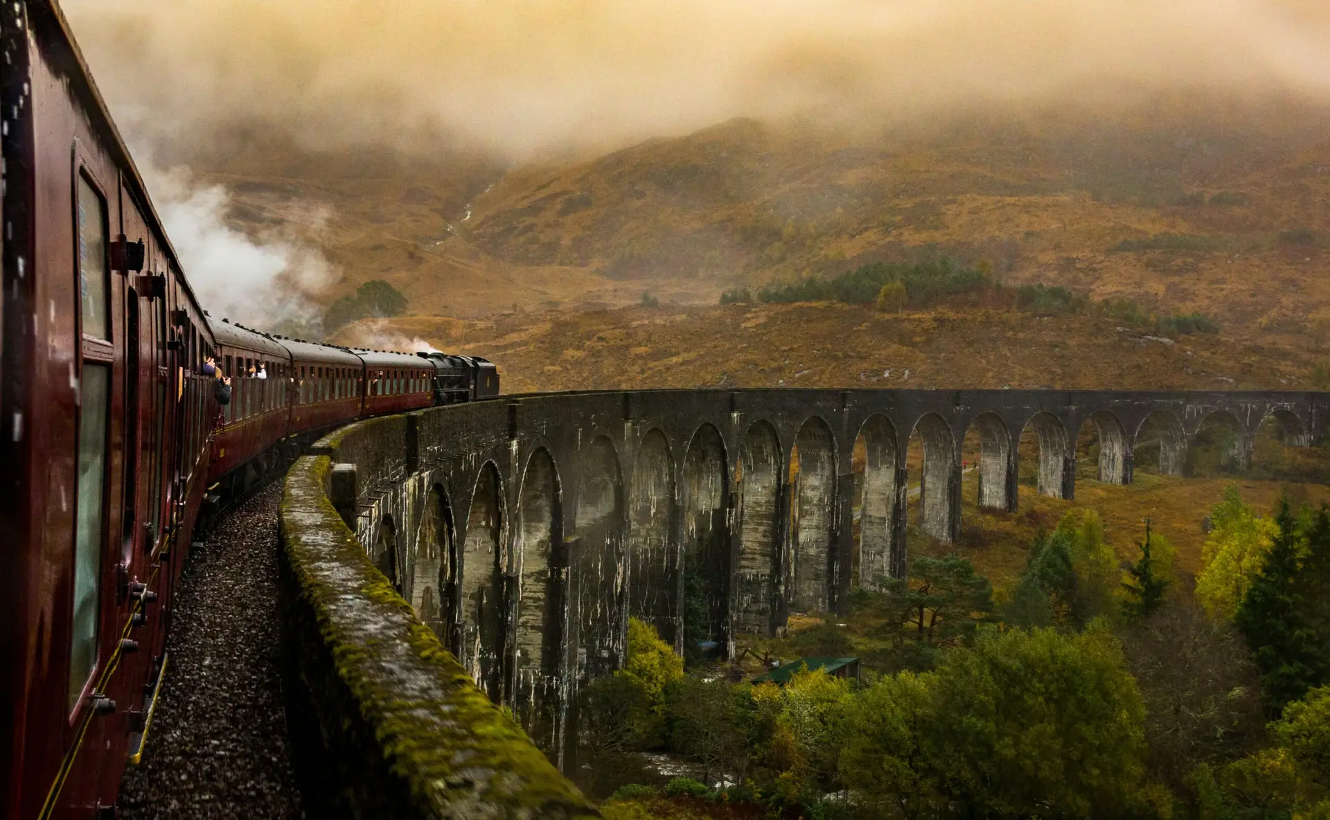 Train traversant un viaduc au cœur des Highlands écossais