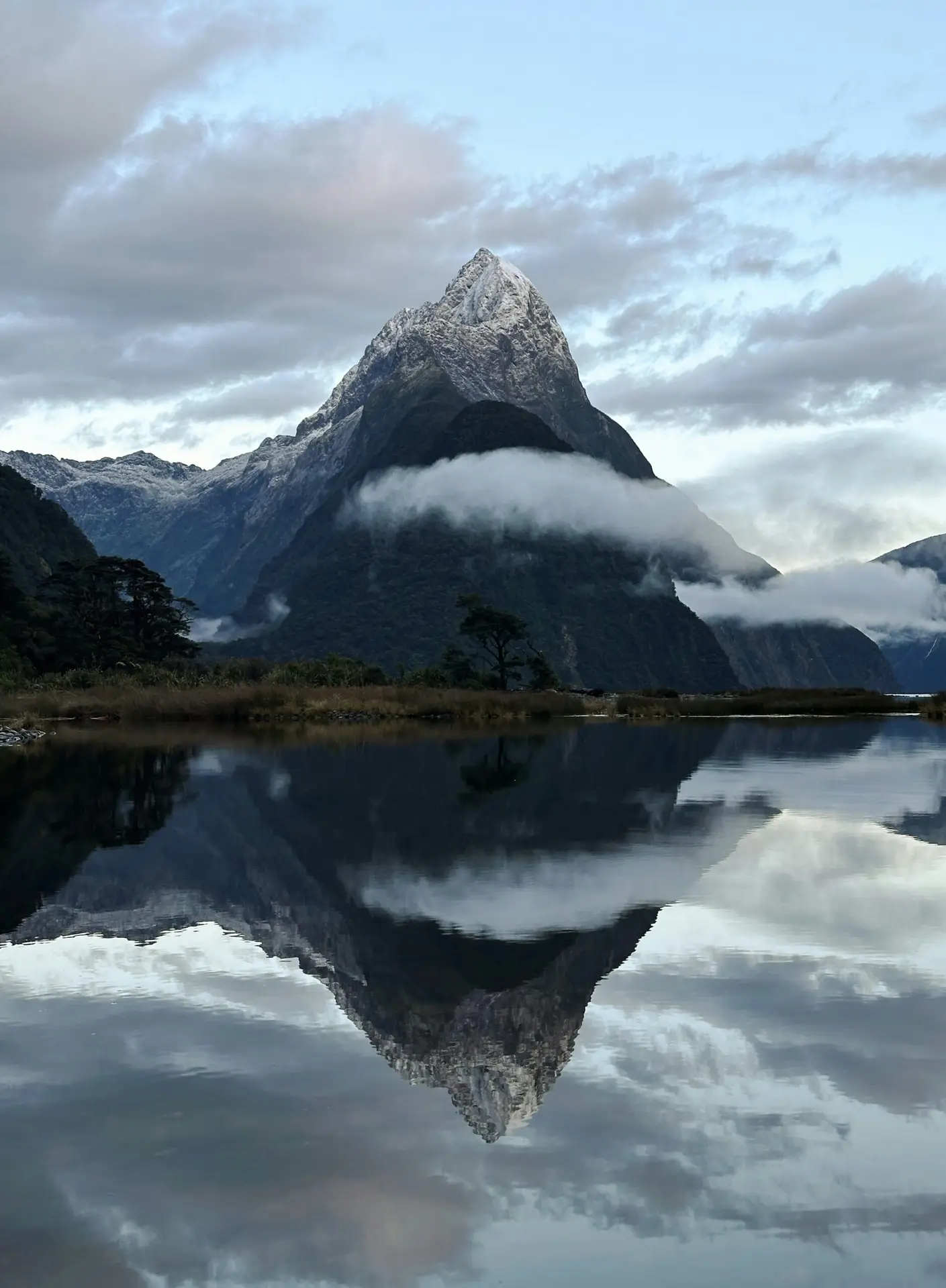 Mitre Peak et son reflet à Milford Sound en Nouvelle-Zélande