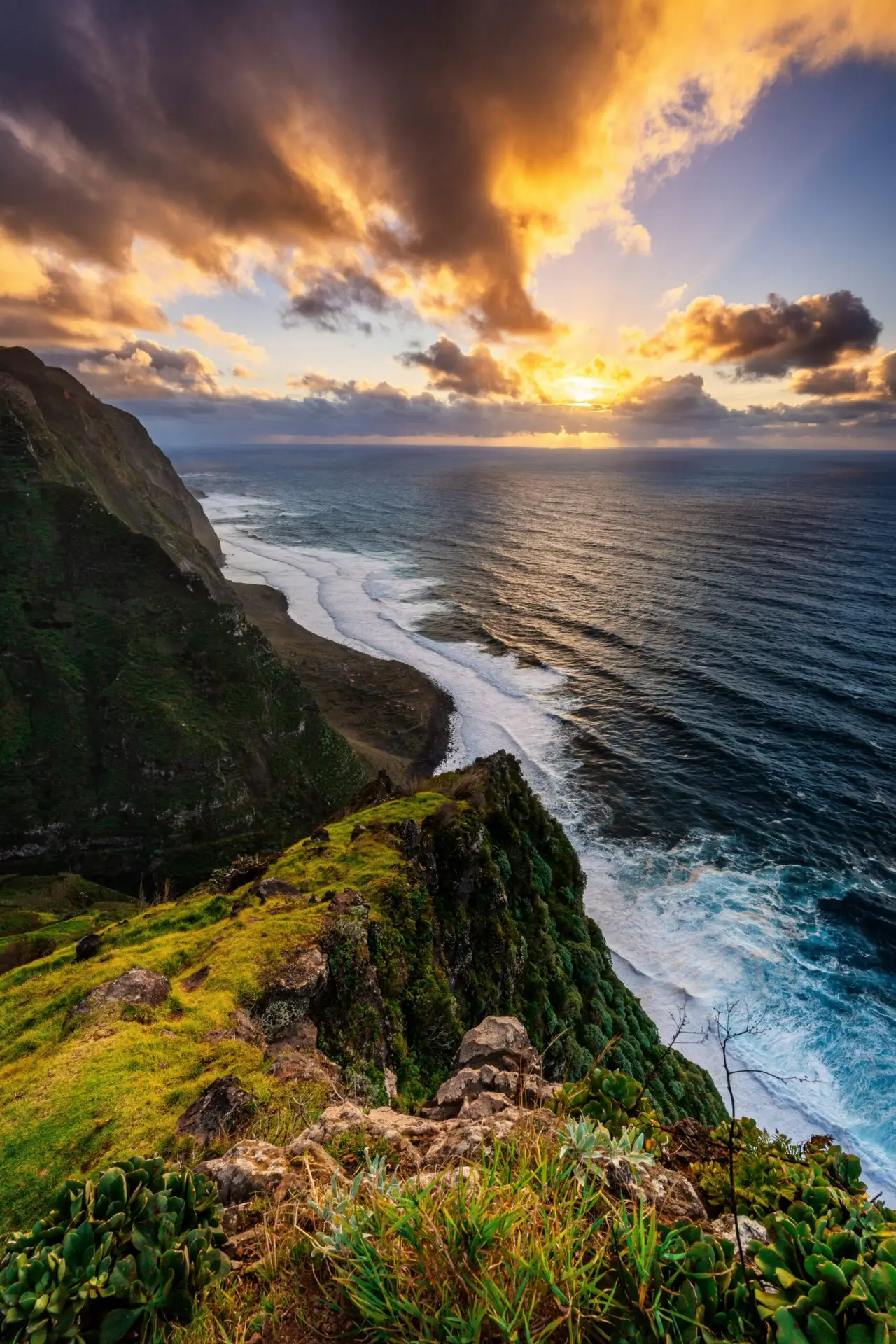 Falaises verdoyantes de Madère surplombant l’océan au coucher du soleil