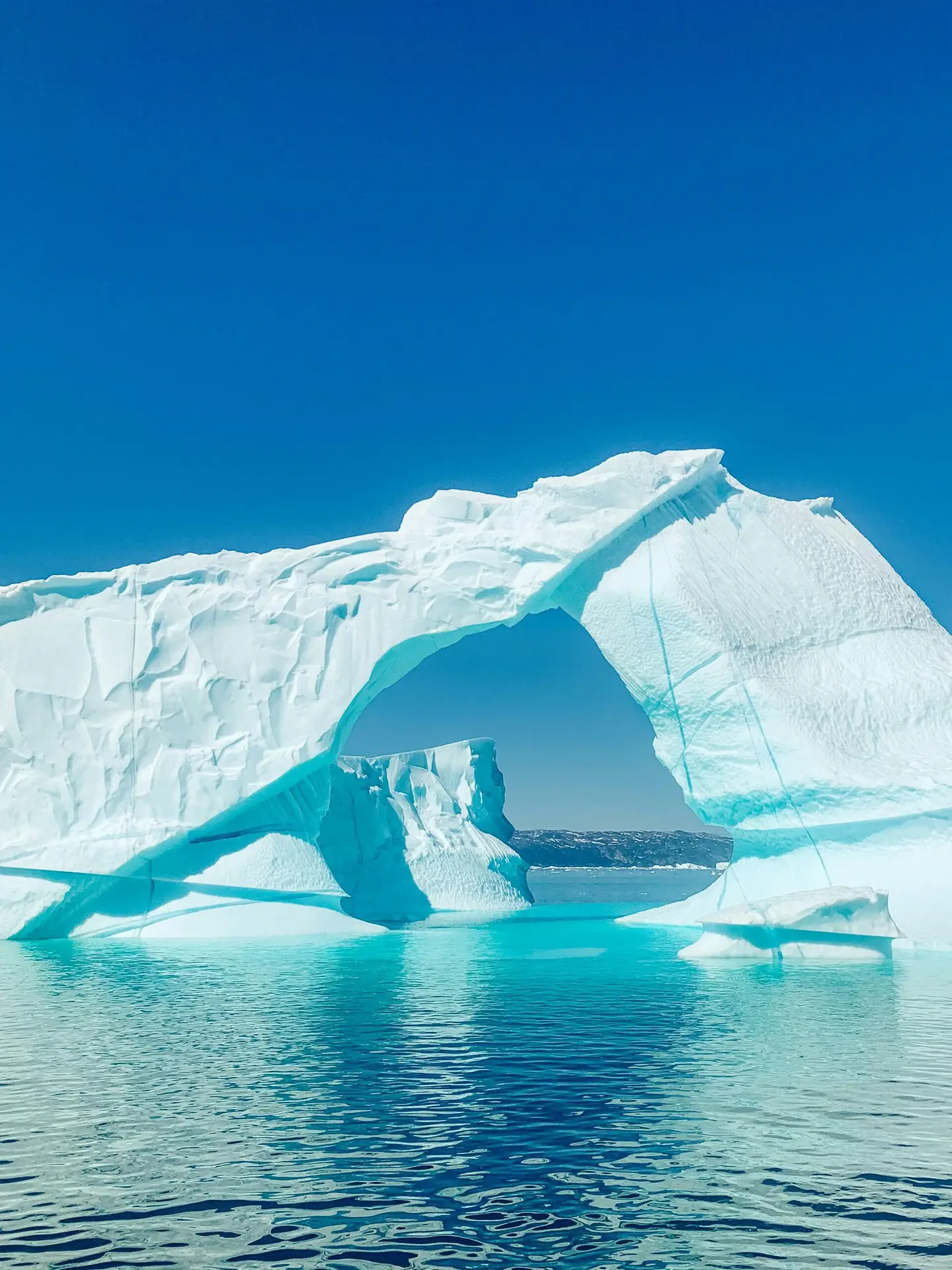 Arche naturelle sculptée dans un iceberg au Groenland