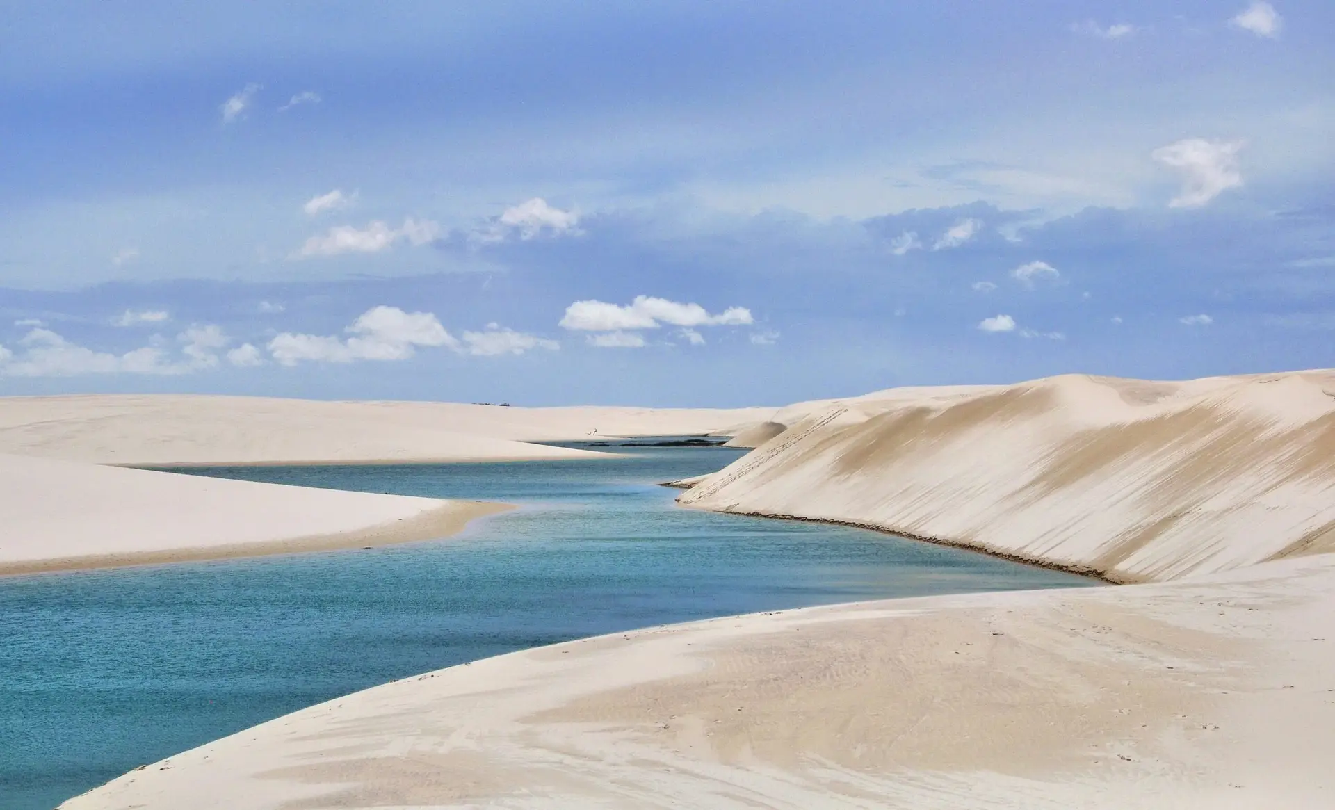 Vue aérienne des dunes blanches et des lagunes turquoise des Lençóis Maranhenses au Brésil