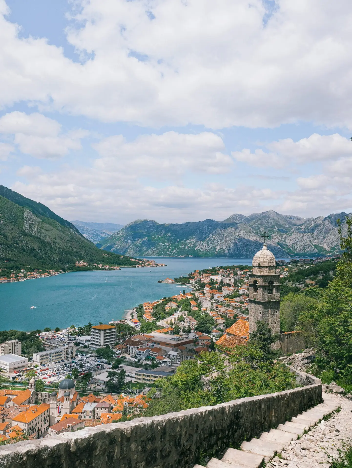 Vue sur la baie de Kotor entourée de montagnes au Monténégro