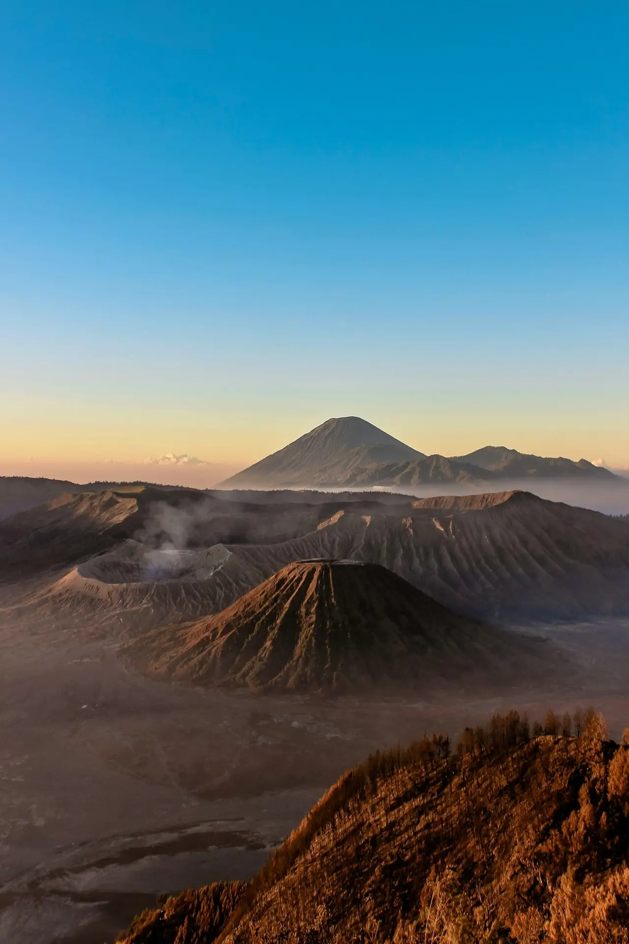 Volcans du mont Bromo au lever du soleil en Indonésie
