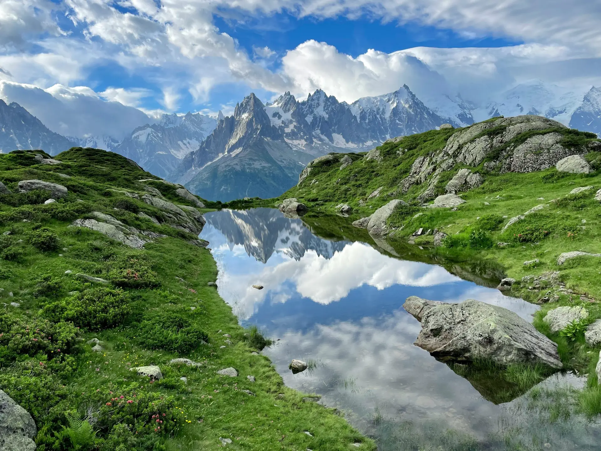 Lac alpin reflétant le massif du Mont-Blanc en France