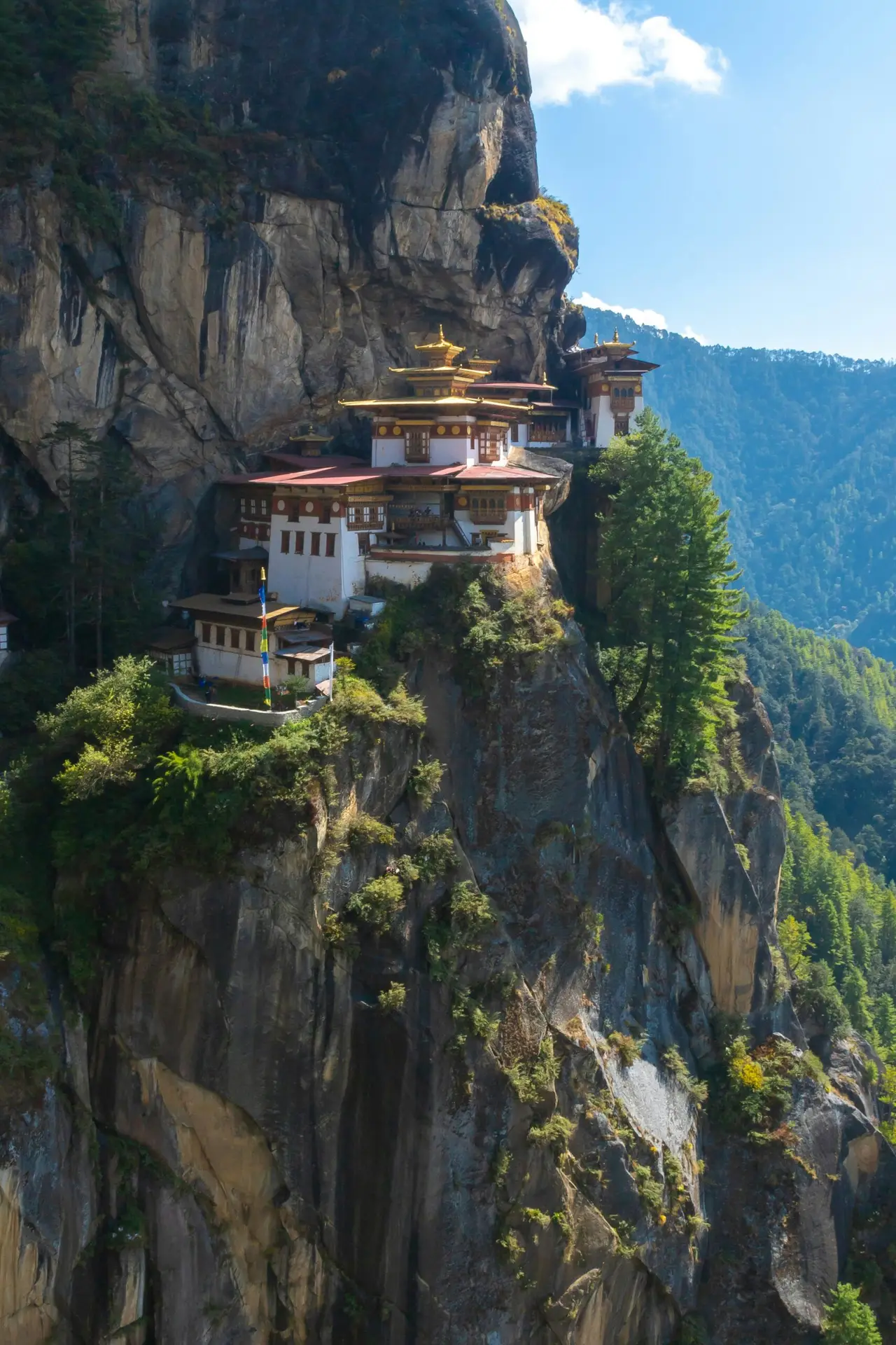 Monastère de Taktsang accroché à une falaise montagneuse au Bhoutan